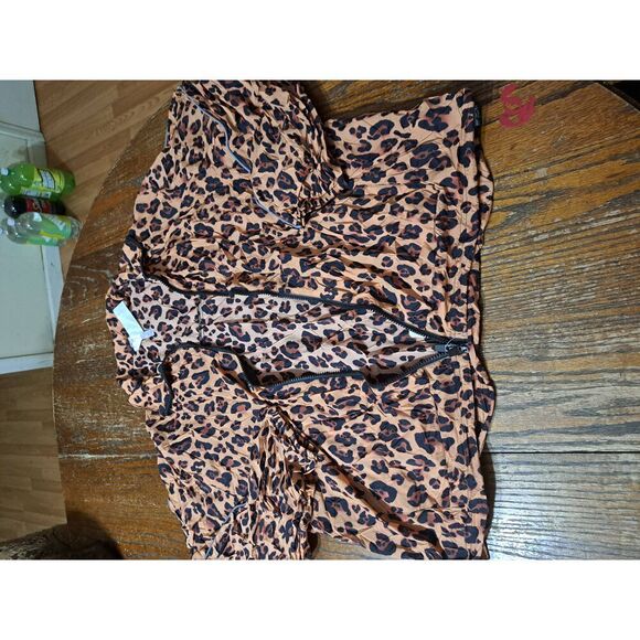 New Medium Fabletics Natural Leopard Oversized Flyweight Windbreaker Jacket NWT - Picture 10 of 12